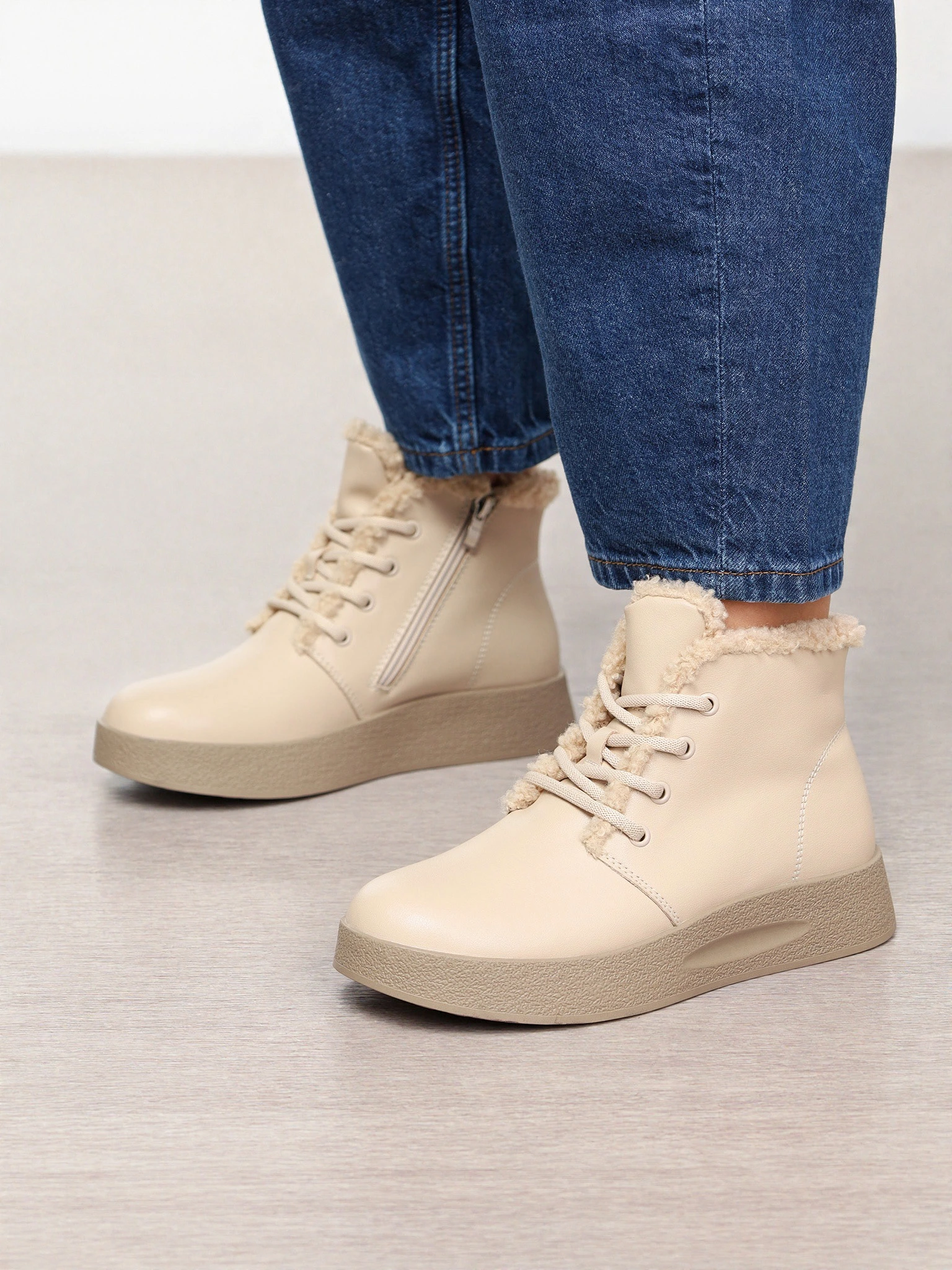 Ботинки бежевого цвета на средней платформе с меховой отделкой